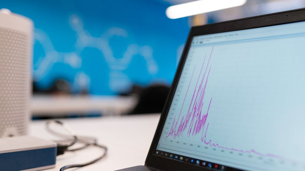 Tableau de bord montrant les indicateurs clés de performance d'une flotte de véhicules commerciaux pour une PME québécoise