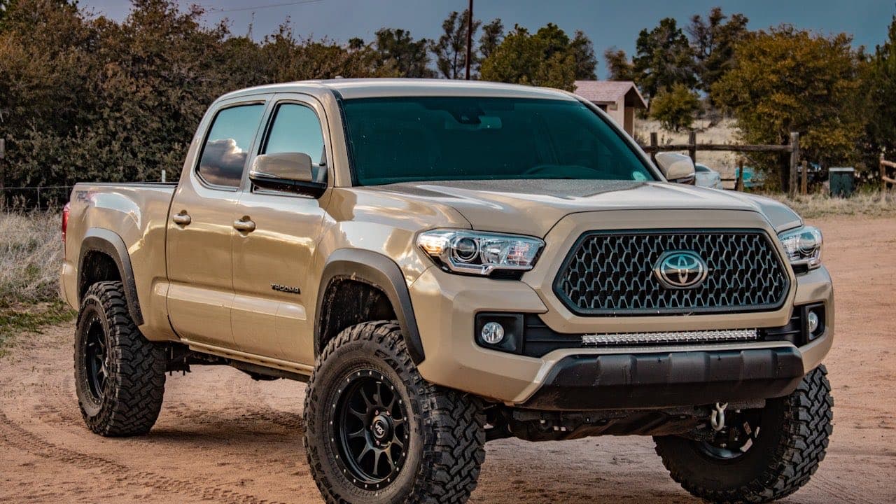 Camionnette commerciale stationnée sur un terrain — le type de véhicule le plus courant dans les flottes de PME québécoises