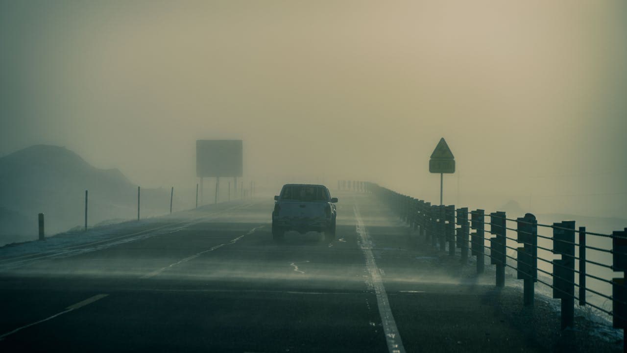 Pickup commercial couvert de sel et de résidus de sable après l'hiver québécois, prêt pour une inspection printanière