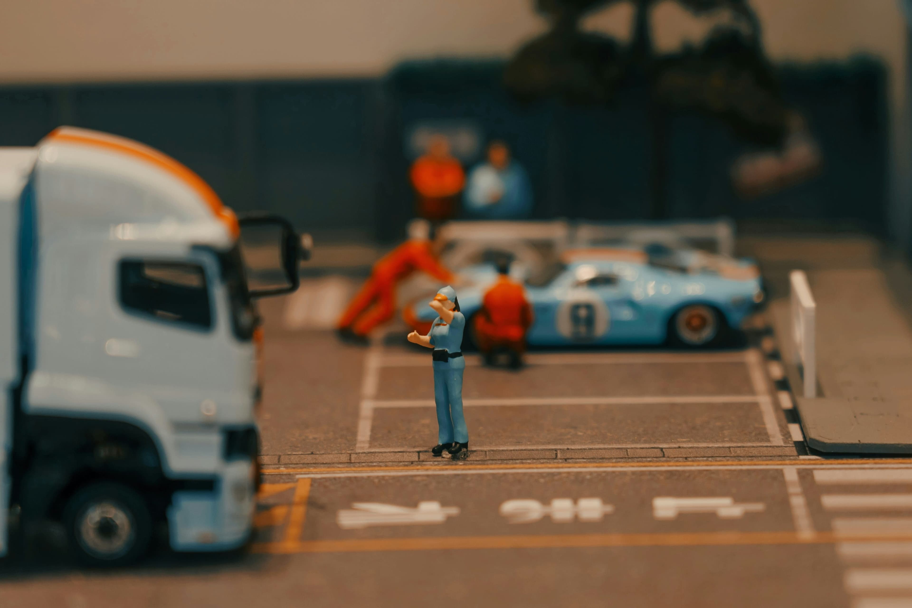 Maquette miniature d'un inspecteur avec presse-papiers devant un camion lourd