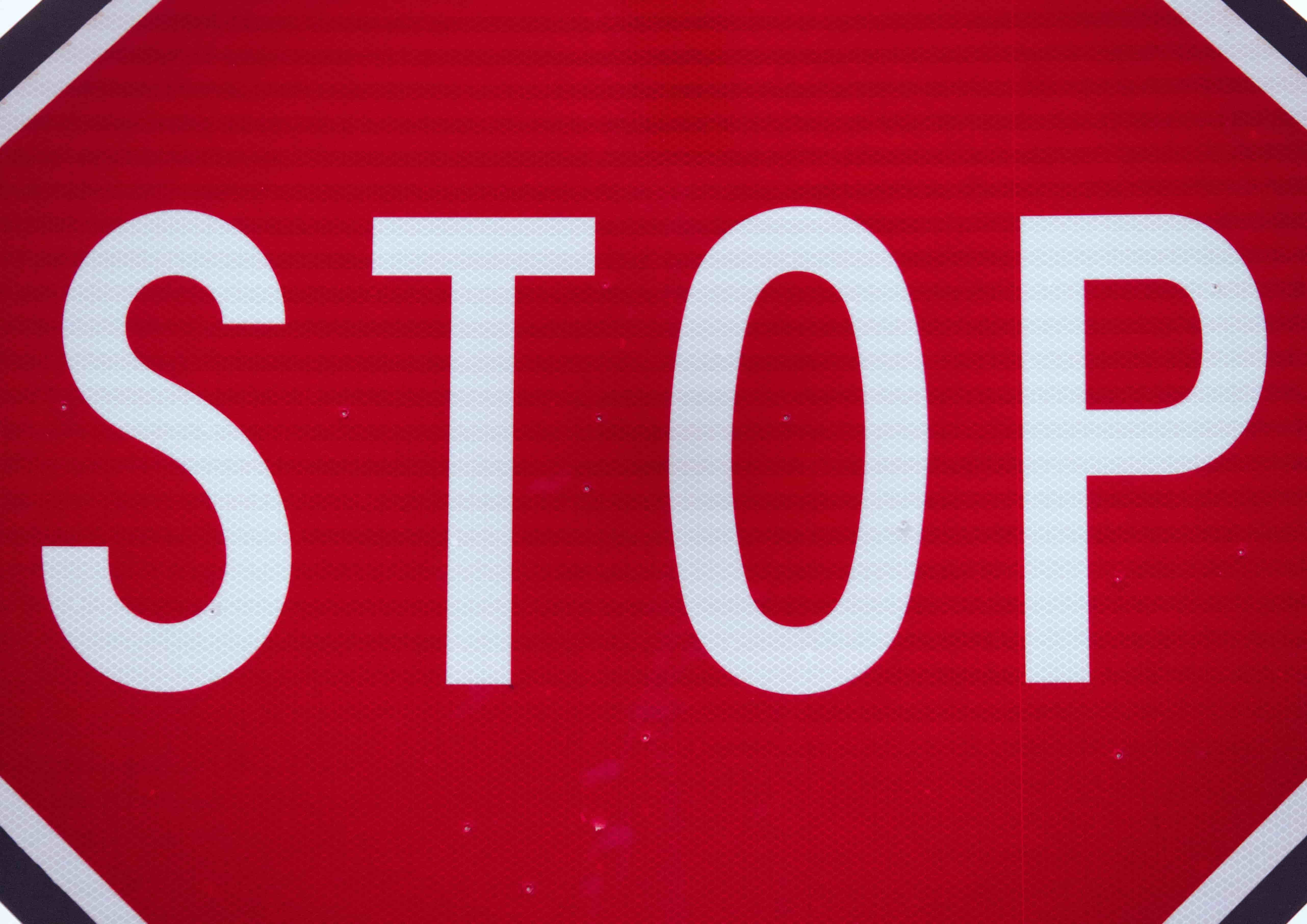 Panneau d'arrêt rouge