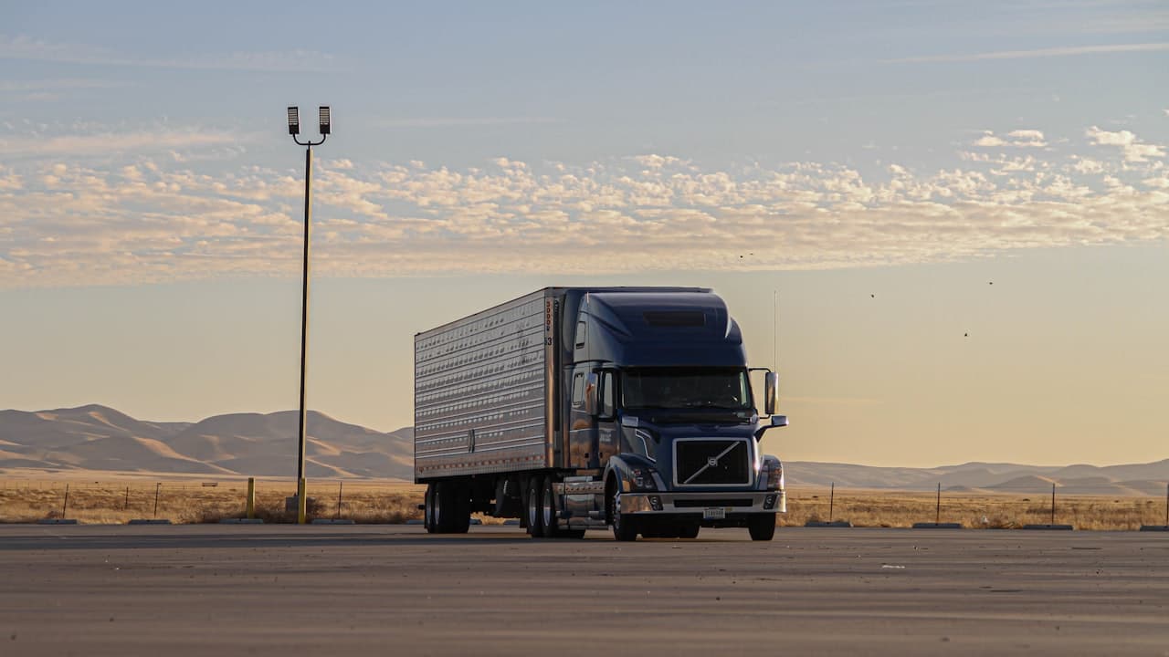 Camion lourd immobilisé sur un stationnement — chaque heure d'immobilisation coûte entre 75 $ et 200 $ à l'entreprise