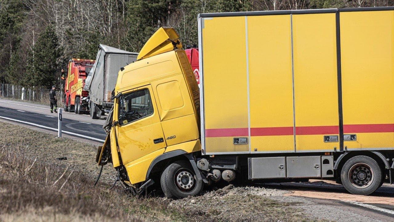 Camion commercial en panne sur le bord de la route nécessitant une intervention d'urgence, illustrant le coût de l'entretien réactif