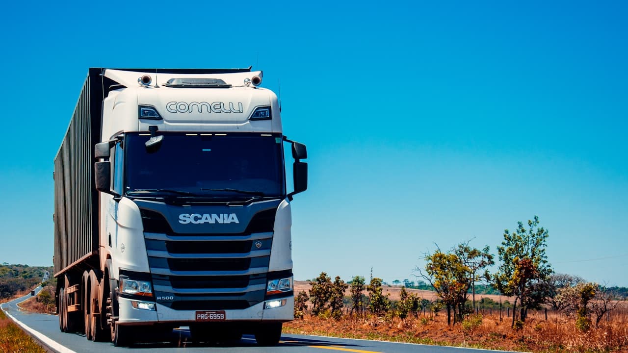 Camion lourd circulant sur une autoroute — chaque véhicule doit avoir jusqu'à 10 documents à bord