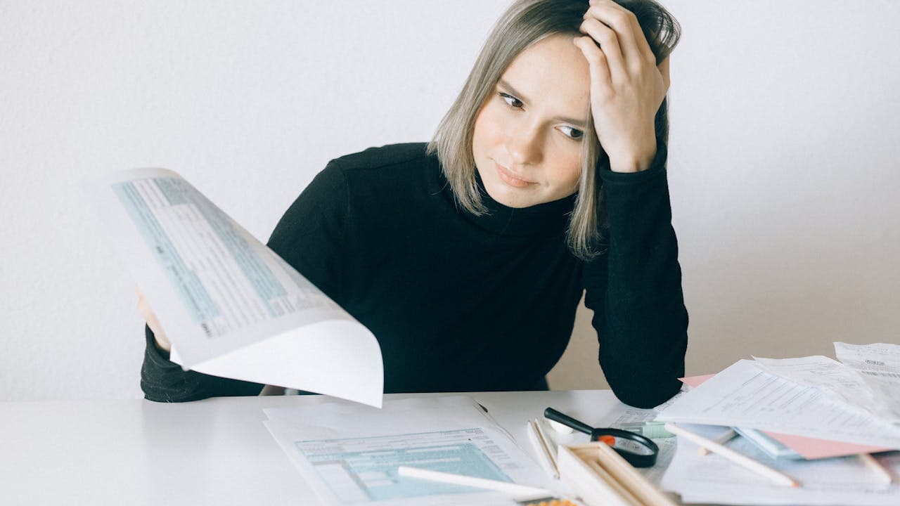 Gestionnaire de PME examinant des factures et des reçus de flotte commerciale sur son bureau