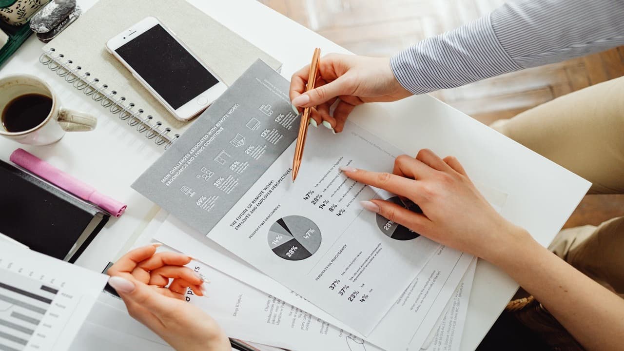 Révision de documents et rapports — la traçabilité est la clé de la conformité réglementaire pour les flottes