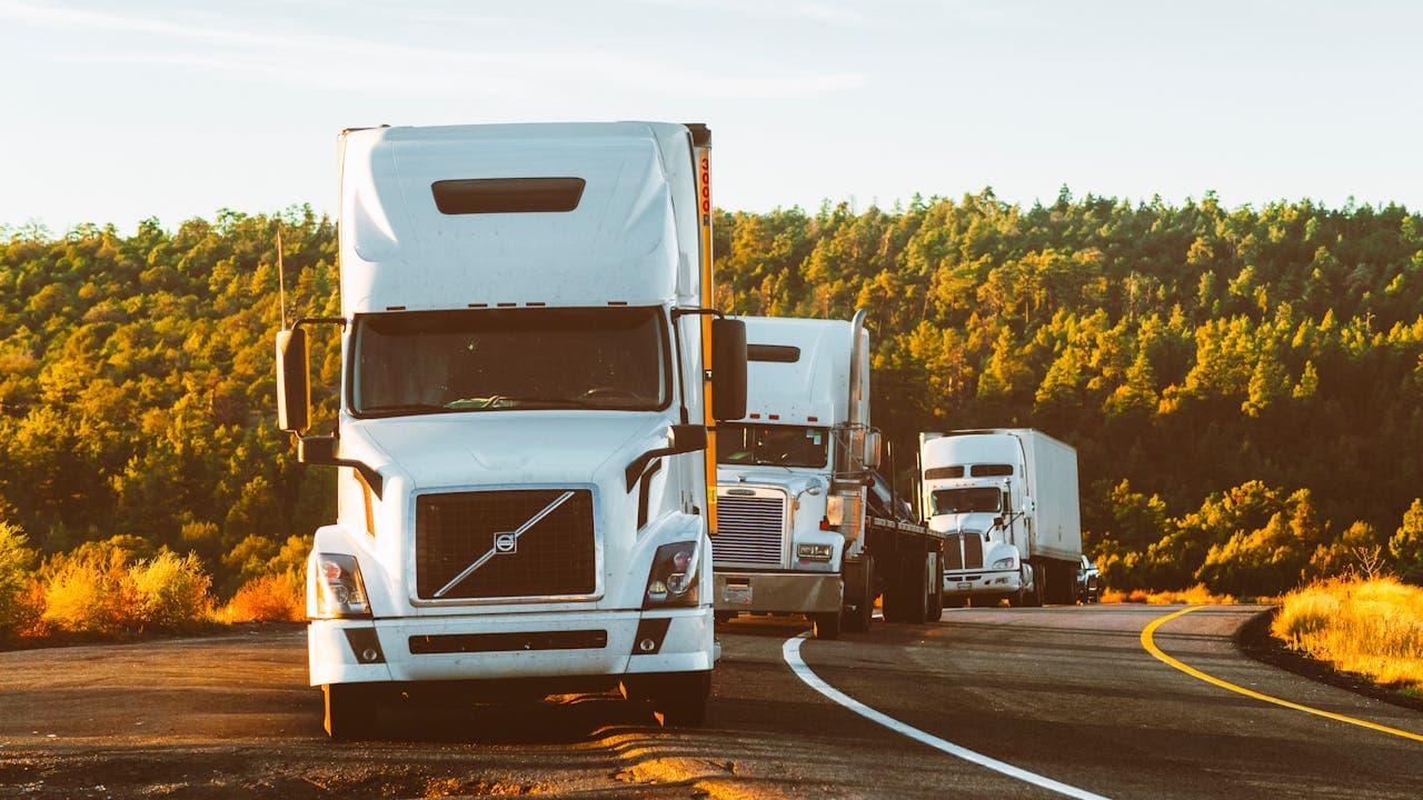 Flotte de camionnettes commerciales stationnées -- chaque véhicule représente des milliers de dollars en déductions fiscales à protéger avec un journal de bord