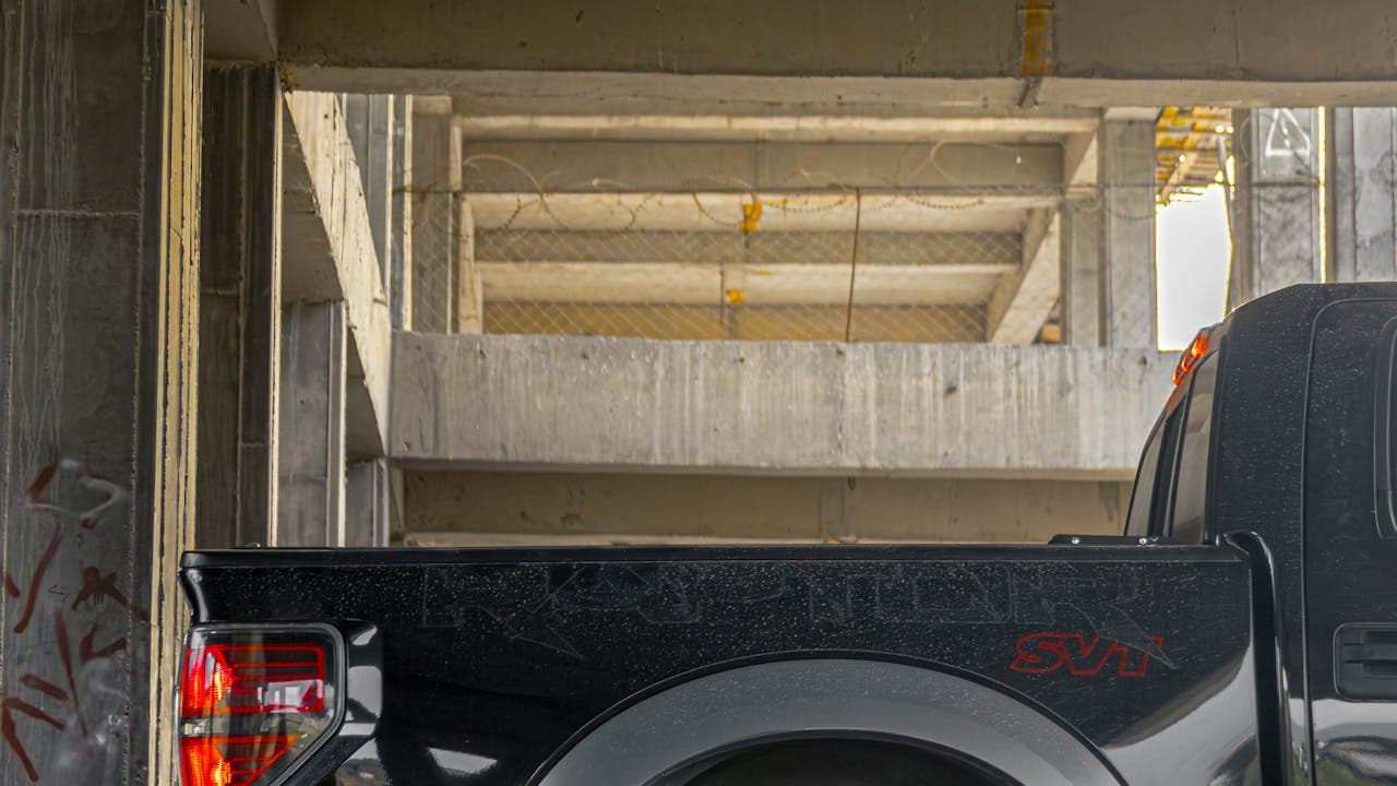 Pickup commercial et fourgonnette garés sur un chantier de construction au Québec au début de la saison