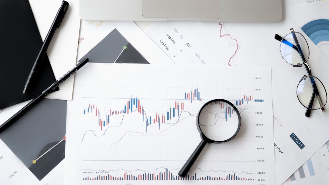 Gestionnaire analysant les coûts de sa flotte commerciale sur un tableau de bord -- le calcul du ROI commence par connaître ses dépenses réelles