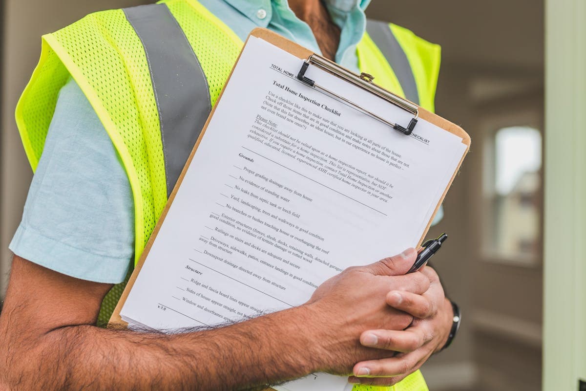 Inspecteur avec un formulaire de vérification sur presse-papiers