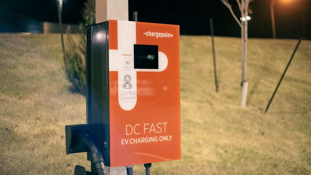 Camion commercial électrique branché à une borne de recharge niveau 2 dans un stationnement d'entreprise au Québec